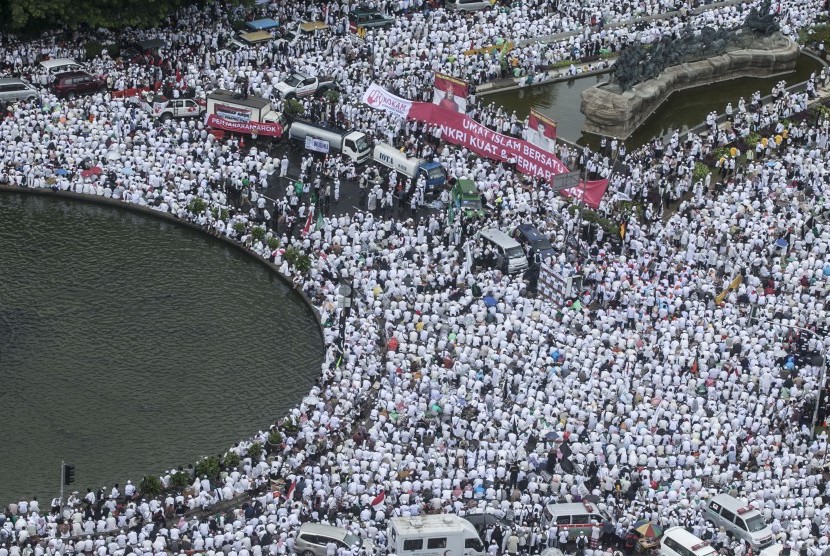 Umat muslim mengikuti aksi Super Damai 212 di kawasan Monas, Jakarta, Jumat (2/12). 