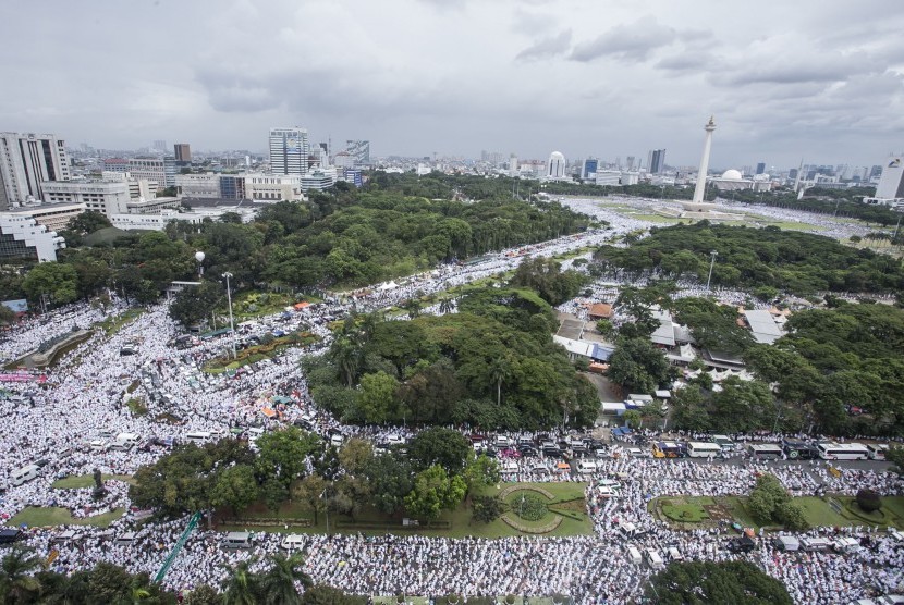 Umat muslim mengikuti aksi Super Damai 212 di kawasan Monas, Jakarta, Jumat (2/12). 