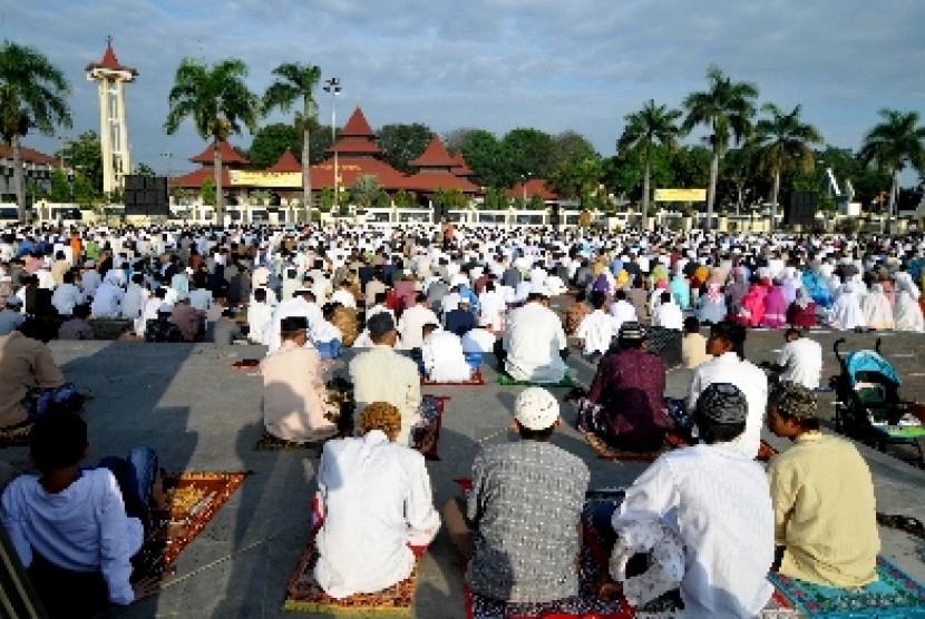 Umat Muslim Indonesia mengikuti shalat ied 