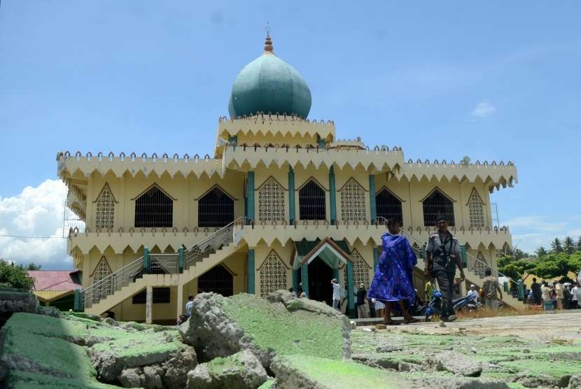 Umat muslim meninggalkan Masjid Al Ikhlas usai menunaikan Salat Jumat pekan kedua pascagempa dan tsunami Palu-Donggala di Biromaru, Kabupaten Sigi, Sulawesi Tengah, Jumat (12/10). 