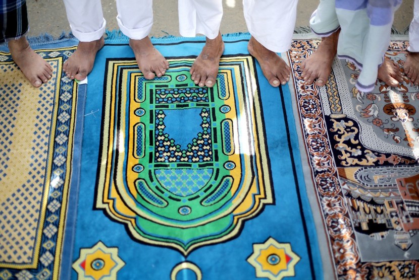 Umat Muslim menjalani ibadah di Masjid Kalkuta, India.