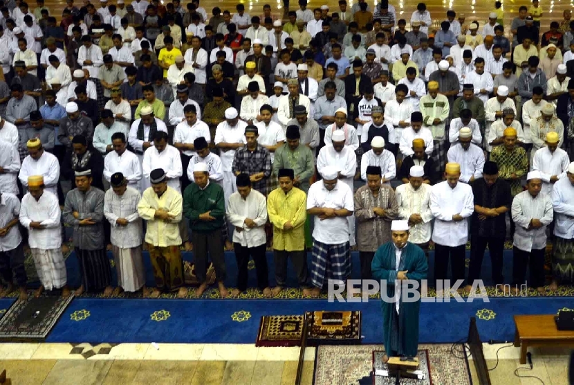  Umat Muslim menjalankan ibadah shalat Taraweh pertama di Masjid Jakarta Islamic Centre (JIC), jakarta Utara.