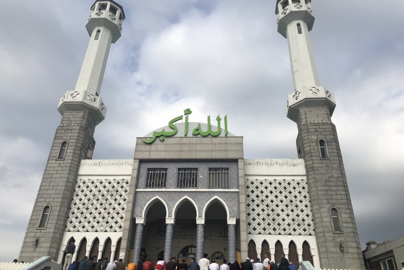 Umat Muslim menjalankan ibadahnya di salah satu masjid di Kota Seoul, Korea.