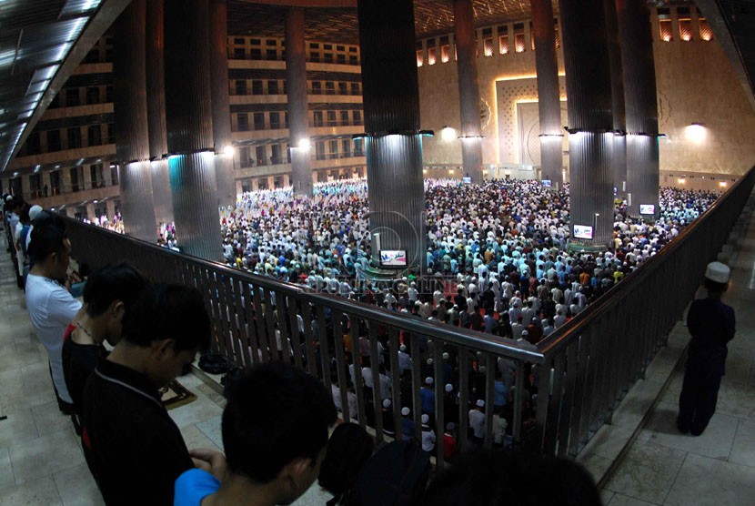 Umat muslim menjalankan salat tarawih pertama bulan Ramadhan 1435 Hijriyah di Masjid Istiqlal, Jakarta Pusat, Sabtu (28/6). (foto : Raisan Al Farisi)