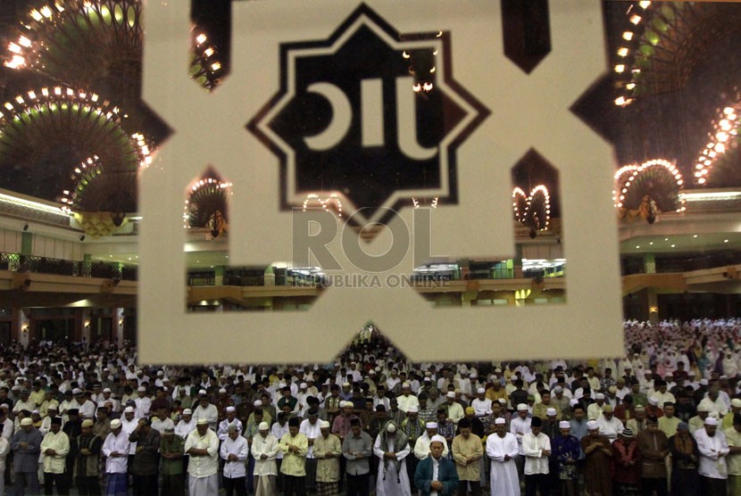  Umat muslim menjalankan salat Tarawih pertama Ramadhan 1435 Hijriyah di Masjid Jakarta Islamic Center, Jakarta, Sabtu (28/6). 
