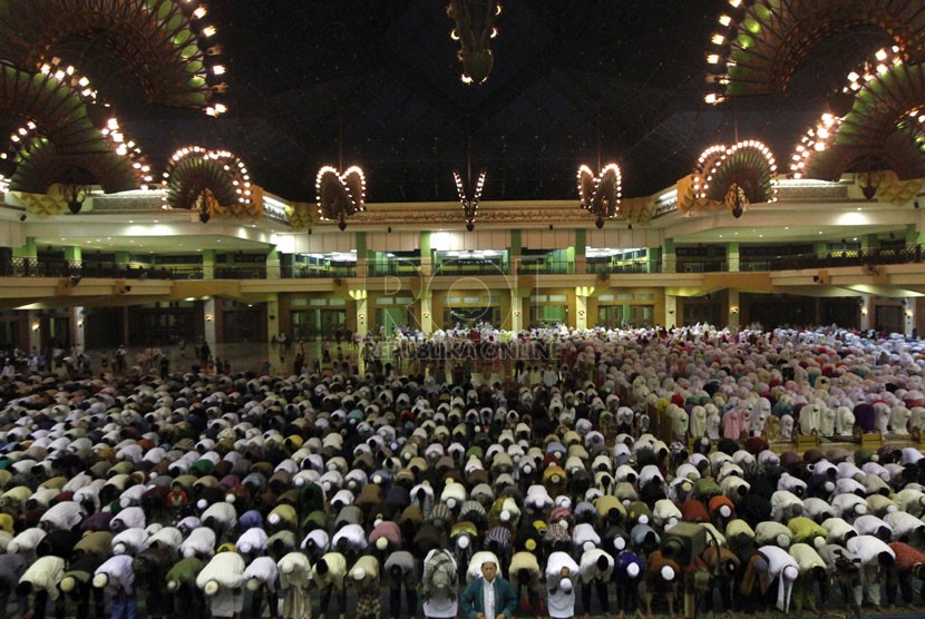 Umat muslim menjalankan salat Tarawih pertama Ramadhan 1435 Hijriyah di Masjid Jakarta Islamic Center, Jakarta, Sabtu (28/6). (Republika/Adhi Wicaksono)