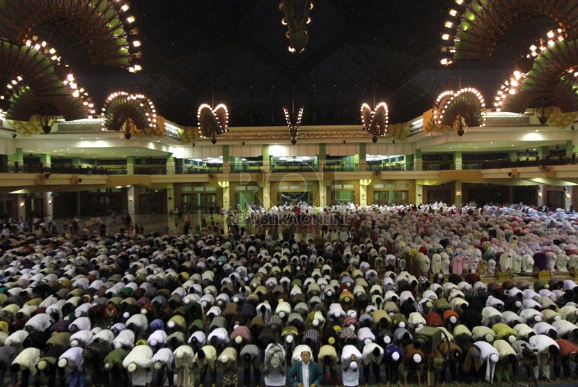 Malam Pertama Tarawih Masjid Jakarta Islamic Center Dipadati Jamaah Republika Online