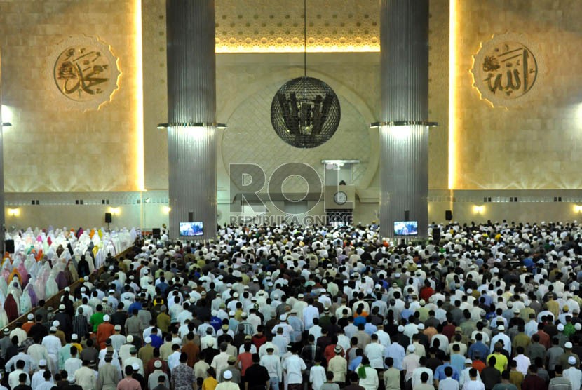  Umat Muslim menjalankan shalat Tarawih pertama bulan suci Ramadhan 1434 H di Masjid Istiqal, Jakarta, Selasa (9/7).  (Republika/Rakhmawaty La'lang)