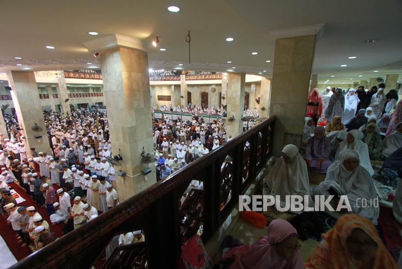 Umat muslim menunaikan ibadah shalat Tarawih pertama di Masjid Raya Sabilal Muhtadin, Banjarmasin, Kalimantan Selatan, Ahad (5/5/2019). 