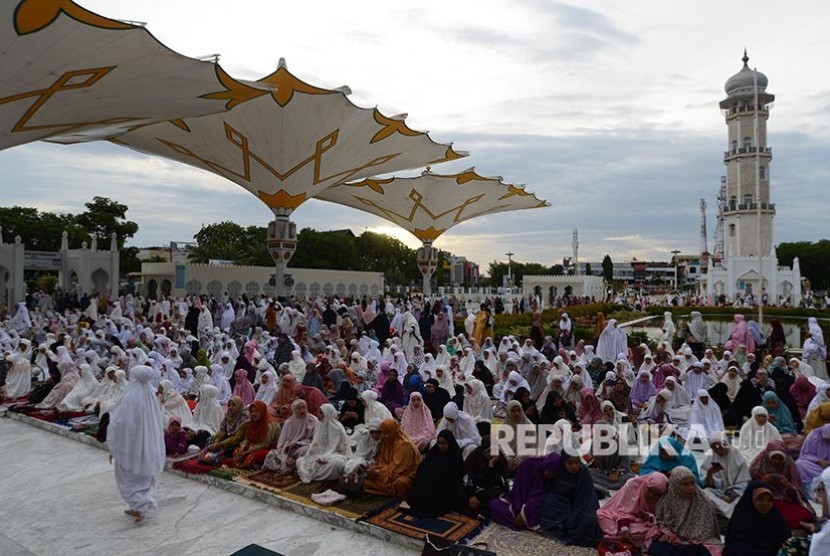 Umat muslim menunaikan shalat berjamaah Idul Adha 1440 Hijriyah di Masjid Raya Baiturrahman, Banda Aceh, Minggu (11/8)