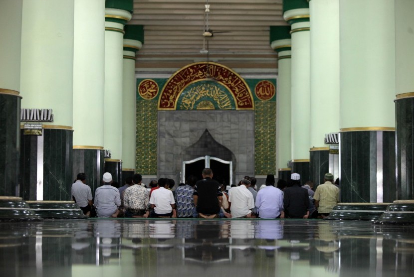 Umat Muslim menunaikan shalat di Masjid Kauman Semarang.