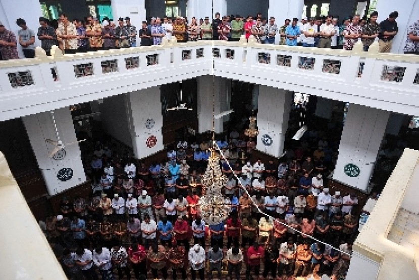 Umat Muslim menunaikan shalat Jumat di Masjid Cut Meutia, Jakarta.
