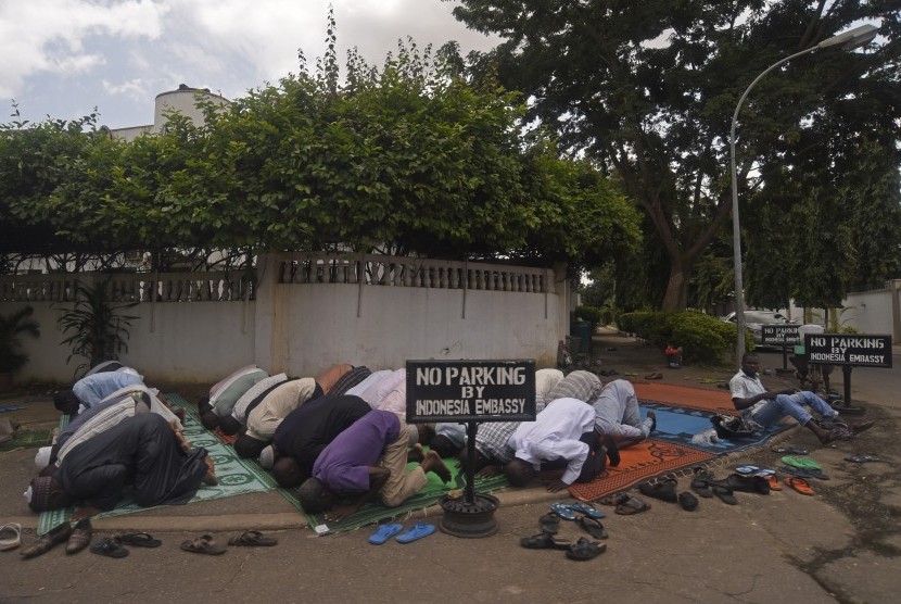 Umat muslim Nigeria melakukan salat di tepi jalan dekat kantor Kedutaan Besar RI di Abuja, Nigeria, Selasa (12/9). 