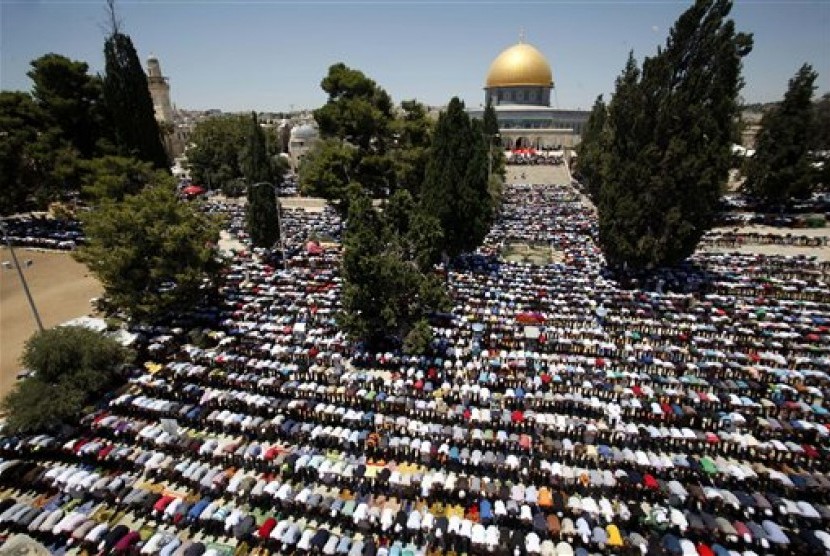 Umat Muslim Palestina menjalankan ibadah Shalat Jumat di pelataran Masjid Al Aqsa, (11/7).