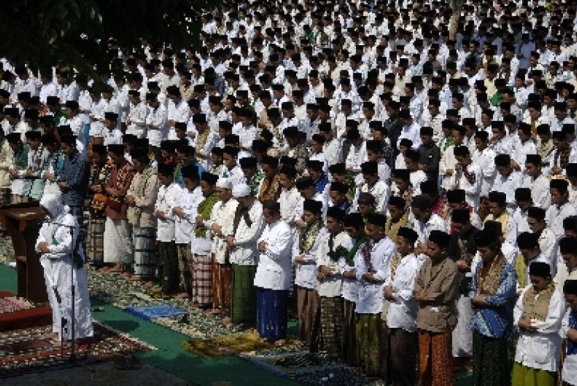 Umat Muslim saat melaksanakan shalat Istisqa atau shalat sunah minta hujan.