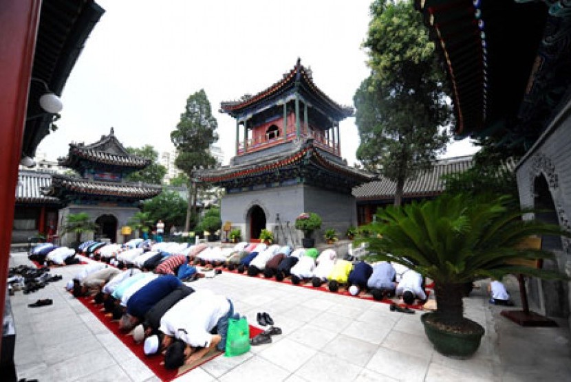 Umat Muslim saat menjalankan shalat Jumat di Masjid Niujie di Beijing, Cina.