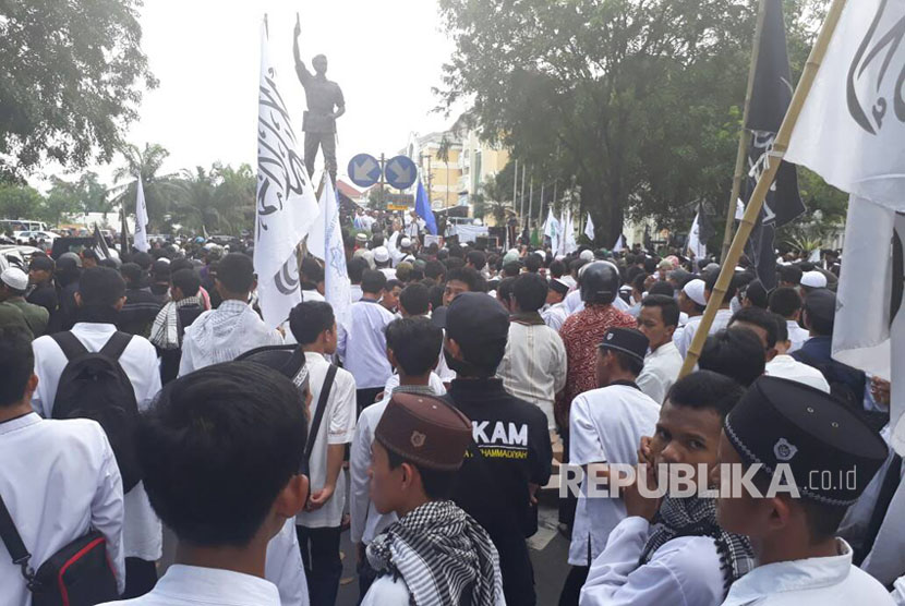 Umat Muslim se-Solo Raya menggelar aksi simpatik menjaga independensi hakim dalam persidangan kasus penistaan Al Qur’an yang dilakukan oleh Gubernur DKI Jakarta Basuki Tjahtja Purnama alias Ahok. 