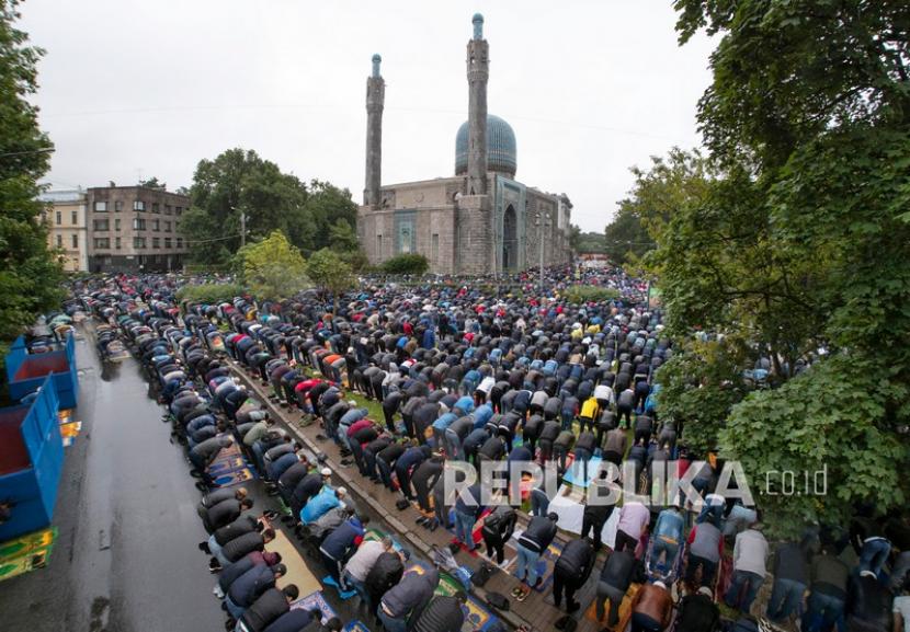 Islam di Rusia diprediksi akan menjadi mayoritas pada 2050 mendatang. Umat Islam sholat Idul Adha di Kurban-Bairam di St.Petersburg, Rusia, Jumat (31/7/2020). 