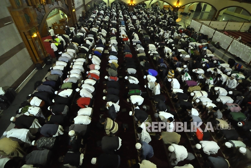  Umat Muslim shalat Subuh berjamaah di Masjid Pusdai, Jalan Diponegoro, Kota Bandung, Kamis (26/1). 