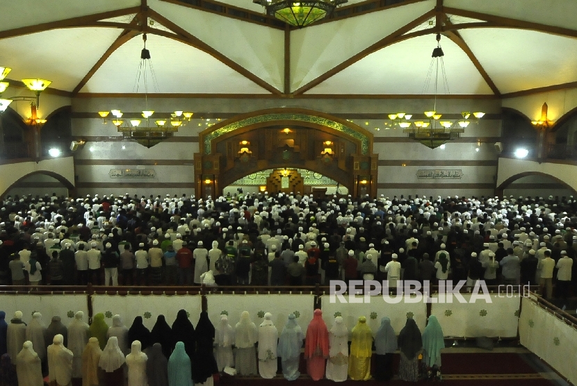  Umat Muslim shalat Subuh berjamaah di Masjid Pusdai, Jalan Diponegoro, Kota Bandung, Kamis (26/1). 