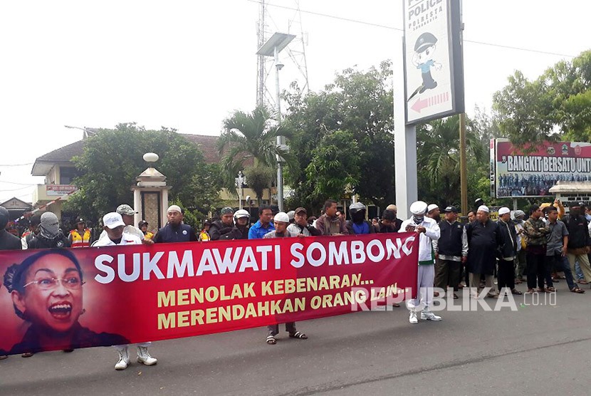 Aksi unjuk rasa terkait puisi Sukmawati Soekarnoputri