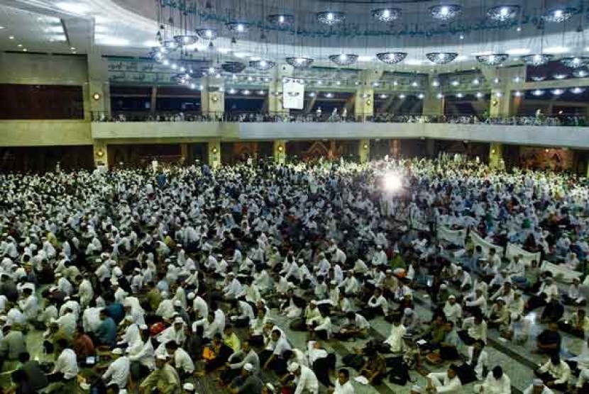 Umat muslim tengah memanjatkan doa di Masjid At Tin,Jakarta Timur.