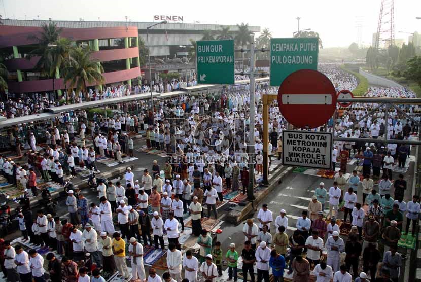  Umat Muslim tengah mengikuti Shalat Idul Fitri di pelataran jalan Pasar Senen, Jakarta Pusat, Kamis (8/8).  (Republika/ Yasin Habibi)