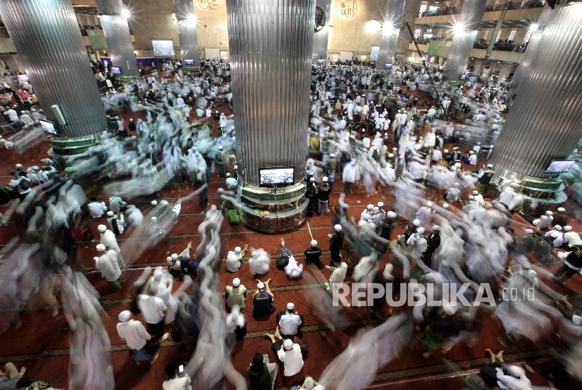 Muslims at the Istiqlal Mosque, Monday  (12/12, 2016).