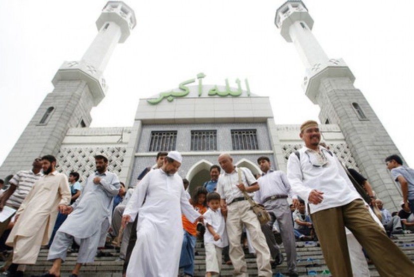  Umat Muslim usai shalat berjamaah di Masjid Sentral Seoul, Distrik Itaewon, Seoul, Korea Selatan.