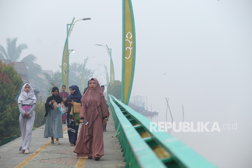 Muslim di Perbatasan Malaysia Gelar Sholat Id di Masjid. Ratusan umat Muslim di Kecamatan Badau, daerah perbatasan Indonesia-Malaysia wilayah Kapuas Hulu, Kalimantan Barat, tetap melaksanakan sholat Idul Fitri 1441 H/2020 di Masjid Nurul Hudud Badau. Foto ilustrasi.