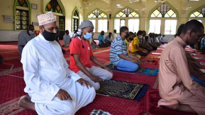 Umat Muslims melaksanakan sholat di Masjid Musa, di Majengo, Mombasa. 
