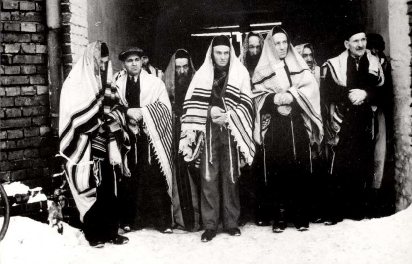 Umat Yahudi beribadah pada hari Sabat kala hidup di konsentrasi Jerman.