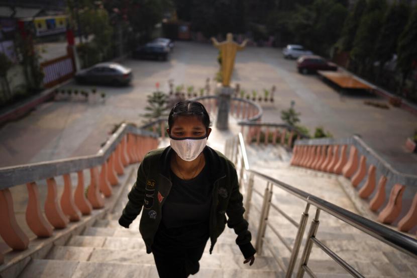 Umat yang memakai masker tiba di sebuah gereja di Guwahati, India, Jumat, 23 Desember 2022. Pihak berwenang telah meminta masyarakat untuk memakai masker dan menjaga jarak sosial setelah peningkatan kasus COVID-19 di negara tetangga China.