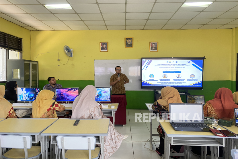 UMB melatih guru dalam mengelola website sekolah.