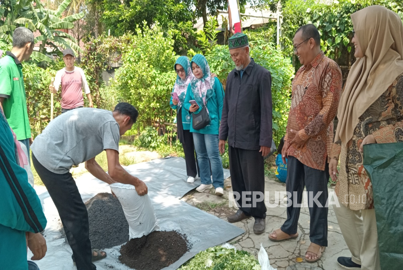UMJ kembali melakukan pemberdayaan masyarakat dengan mengubah limbah sampah organik menjadi pupuk yang bernilai ekonomis, di Parung, Bogor. 