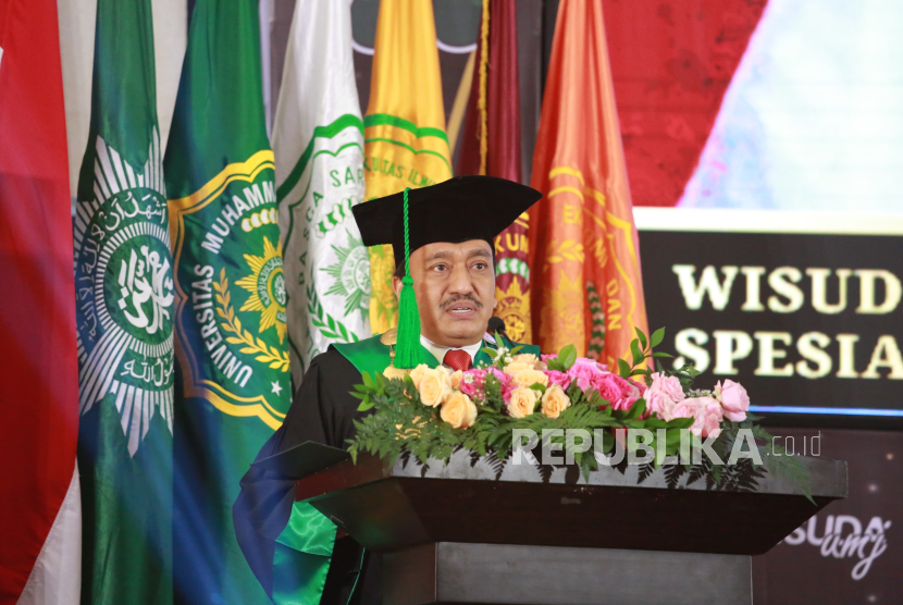 UMJ meluluskan 1.186 wisudawan bertepatan dengan milad ke-70. Rektor UMJ Mamun Murod menyampaikan apresiasi kepada seluruh lulusan. 