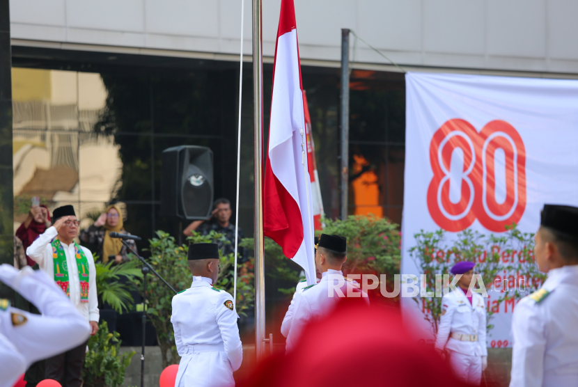 UMJ menyelenggarakan upacara HUT ke-80 RI dengan inspektur upacara Wakil Rektor I UMJ, Muhammad Hadi, Ahad (17/8/2025).