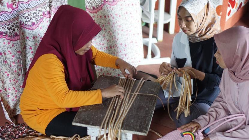 UMK binaan Rumah BUMN Sumbawa sedang melakukan produksi kerajinan.