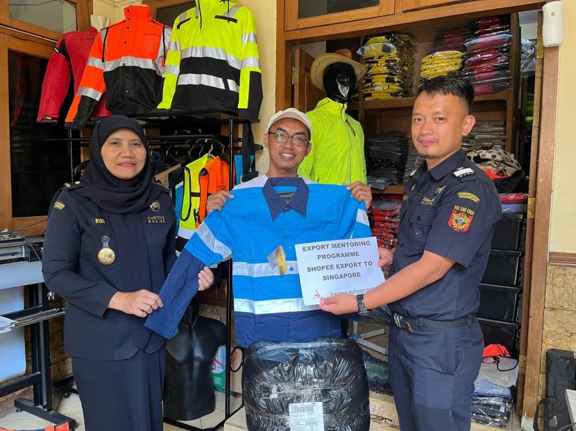 UMKM asal kota bunga, Malang, Ayung Sportindo mengekspor 13,75 kilogram produk safety jacket senilai Rp 5.275.500 ke negeri singa, Singapura.