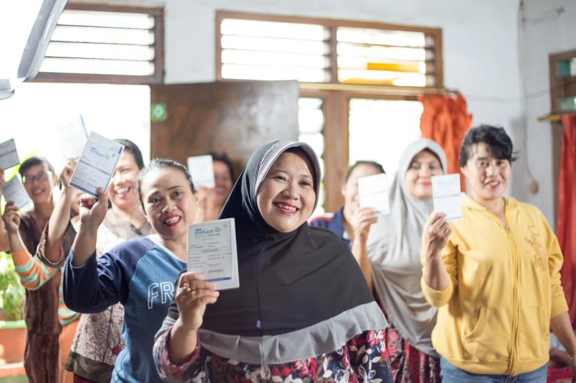UMKM atau pun kelompok industri kecil di Indonesia, banyak dikelola oleh perempuan, seperti produk makanan, pakaian jadi, tekstil, kayu dan barang dari kayu, serta barang anyaman dan rotan.