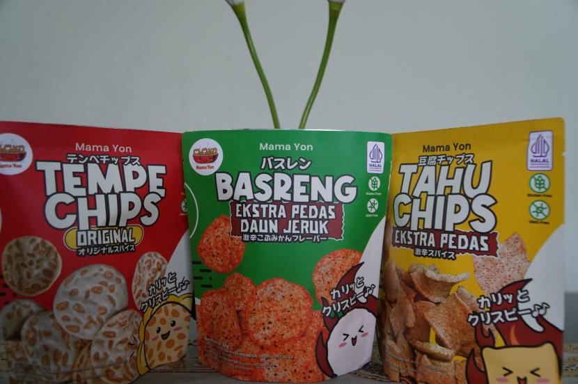 UMKM binaan Bea Cukai Bekasi, PT Elok Niaga Indonesia ekspor perdana aneka produk jajanan seperti basreng, keripik tempe, keripik oncom dan keripik tahu ke pasar Jepang.