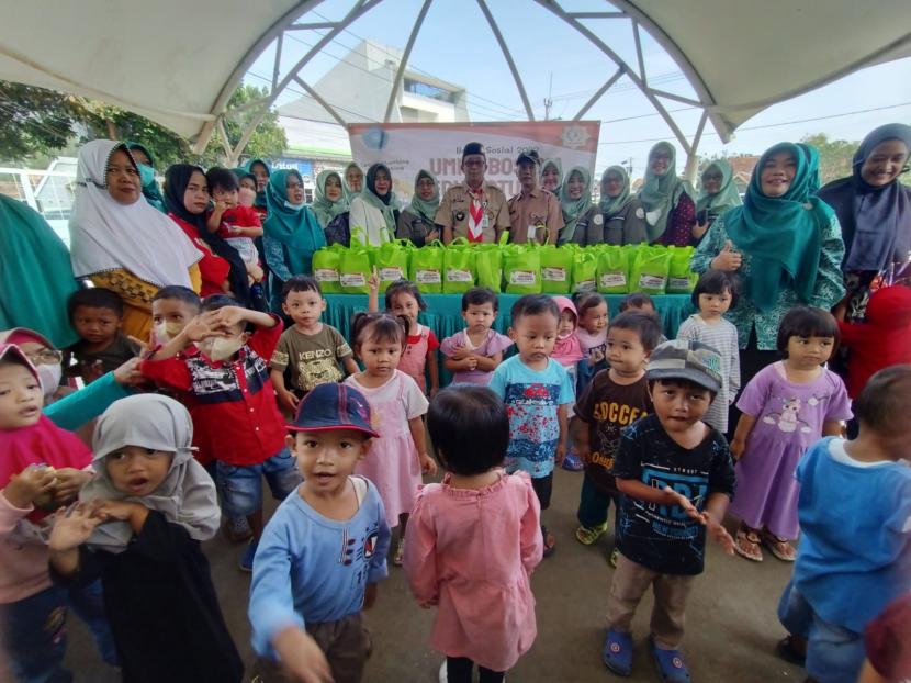 UMKM Bosama Bojongsari, memberikan donasi makanan sehat untuk 75 anak stunting di Kelurahan Duren Mekar, Bojongsari, Kota Depok.