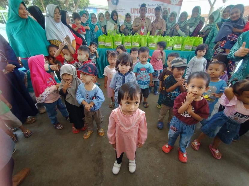UMKM Bosama Bojongsari, memberikan donasi makanan sehat untuk 75 anak stunting di Kelurahan Duren Mekar, Bojongsari, Kota Depok. Total ada 460 anak stunting se Kecamatan Bojongsari yang akan mendapatkan donasi dari Baksos UMKM Bosama Peduli Stunting 2022.