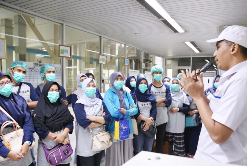 UMKM Depok binaan DKUM Kota Depok saat berkunjung ke pabrik Bogasari