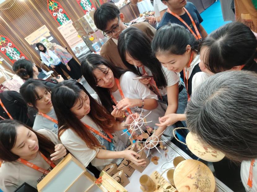 UMKM Indonesia diserbu pengunjung dalam pameran BUMN di Cina. 