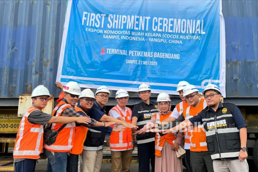 UMKM Kotawaringin Timur melakukan ekspor perdana satu kontainer buah kelapa ke Yangpu, Tiongkok. 