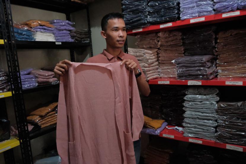 UMKM pembuat baju rajut asal Bandung Wendi Paisal, pemilik toko online Indah Fashion 26 bisa merambah pasar internasional melalui program Ekspor Shopee.