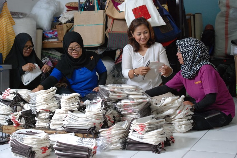 UMKM Trasty Handicraft berdayakan perempuan lewat Komunitas Tangan Terampil. UMKM salah satu sektor informal yang terkena dampak pandemi Covid-19. (ilustrasi)