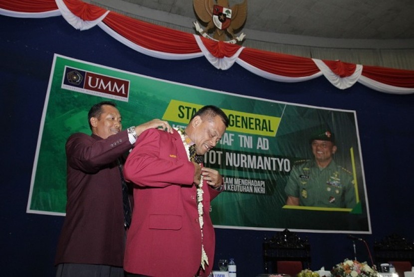 UMM Sematkan jas kehormatan pada KASAD TNI