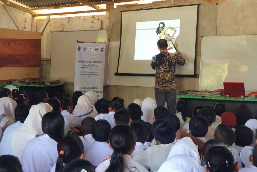 UMY kenalkan budaya wayang untuk siswa Community Learning Center di area perkebunan kelapa sawit Rangu, Tawau, Sabah, Malaysia